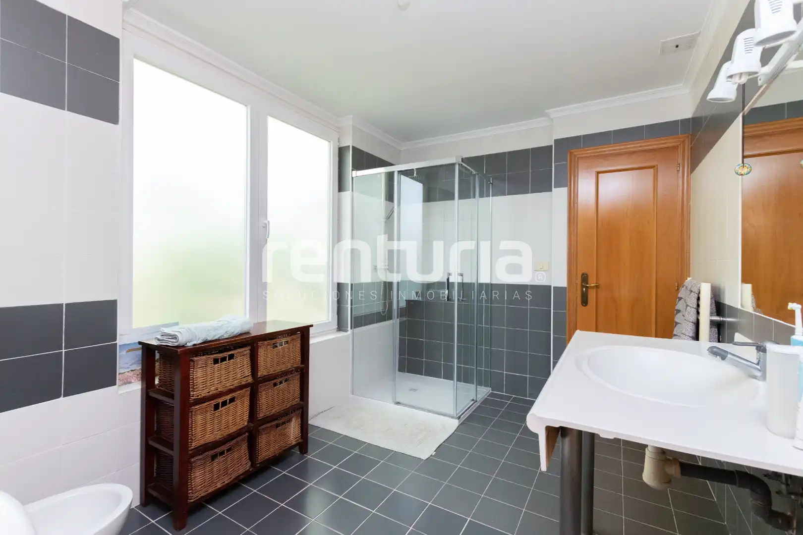Bathroom of Houses for sale in Sagunto / Sagunt  with Air Conditioner, Heating and Private garden