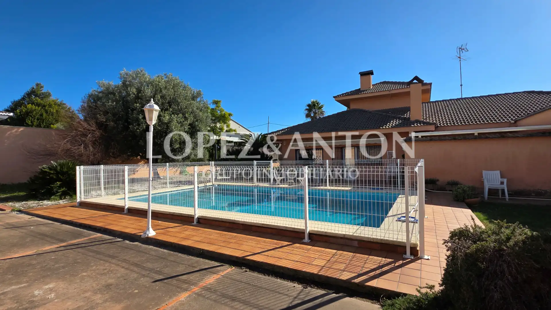 Piscina de Casa o xalet en venda en La Pobla de Vallbona amb Aire condicionat, Calefacció i Jardí privat
