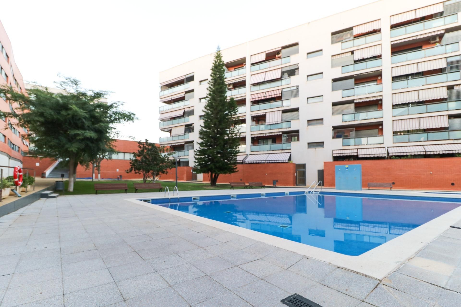 Piscina de Pis en venda en Viladecans amb Calefacció, Jardí privat i Traster