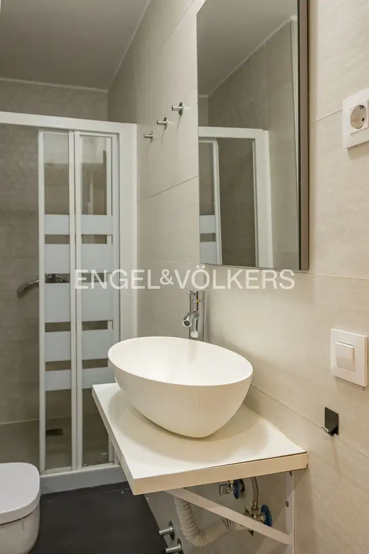 Bathroom of Flat for sale in Madrid  with Air Conditioner, Heating and Parquet flooring