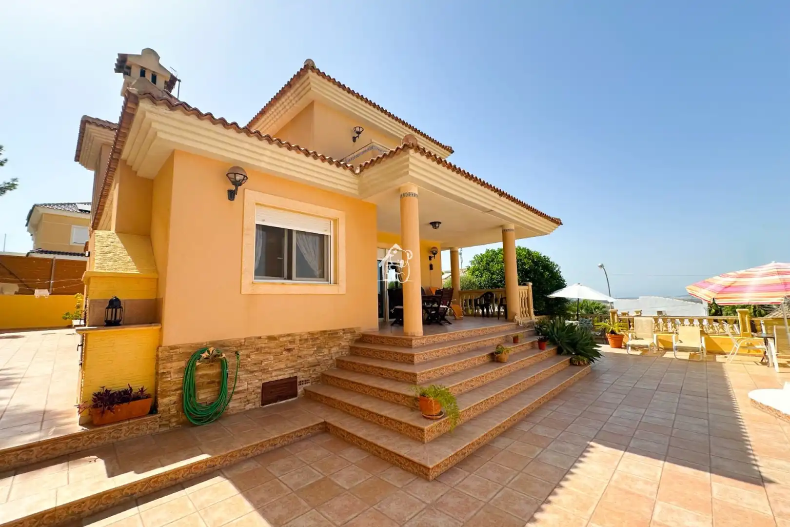 Außenansicht von Country house zur Miete in San Miguel de Salinas mit Klimaanlage, Privatgarten und Terrasse