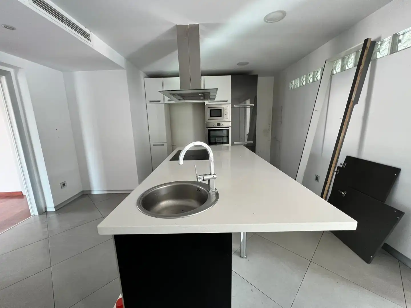 Cuina de Casa o xalet en venda en La Nucia amb Jardí privat, Terrassa i Piscina