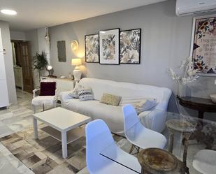 Sala d'estar de Pis de lloguer en Mijas amb Aire condicionat, Terrassa i Piscina
