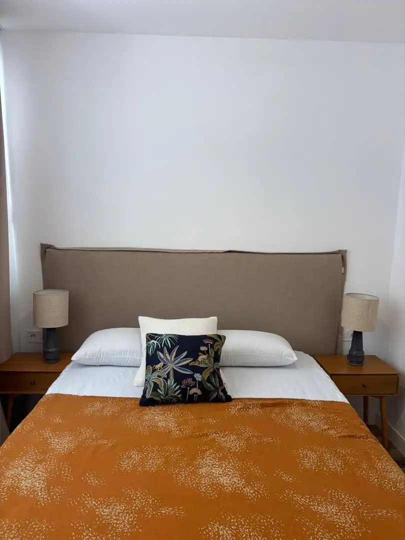 Dormitori de Apartament de lloguer en Las Palmas de Gran Canaria amb Aire condicionat i Moblat