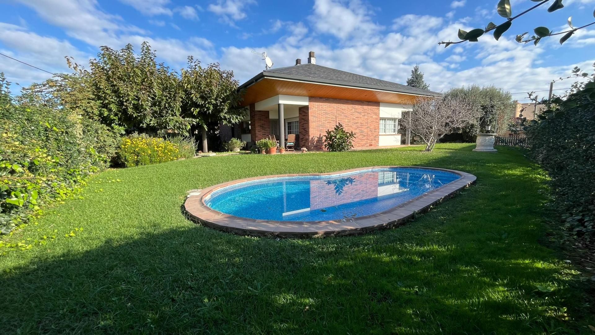Piscina de Casa o xalet en venda en Breda amb Calefacció i Jardí privat