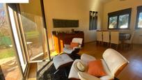 Sala d'estar de Casa adosada en venda en Villamayor amb Balcó