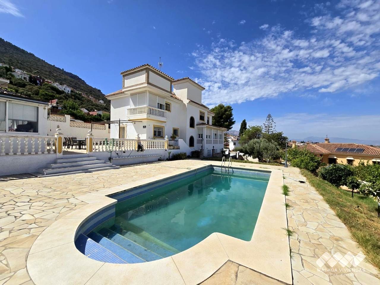 Vista exterior de Casa o chalet en venta en Alhaurín de la Torre con Aire acondicionado, Jardín privado y Terraza