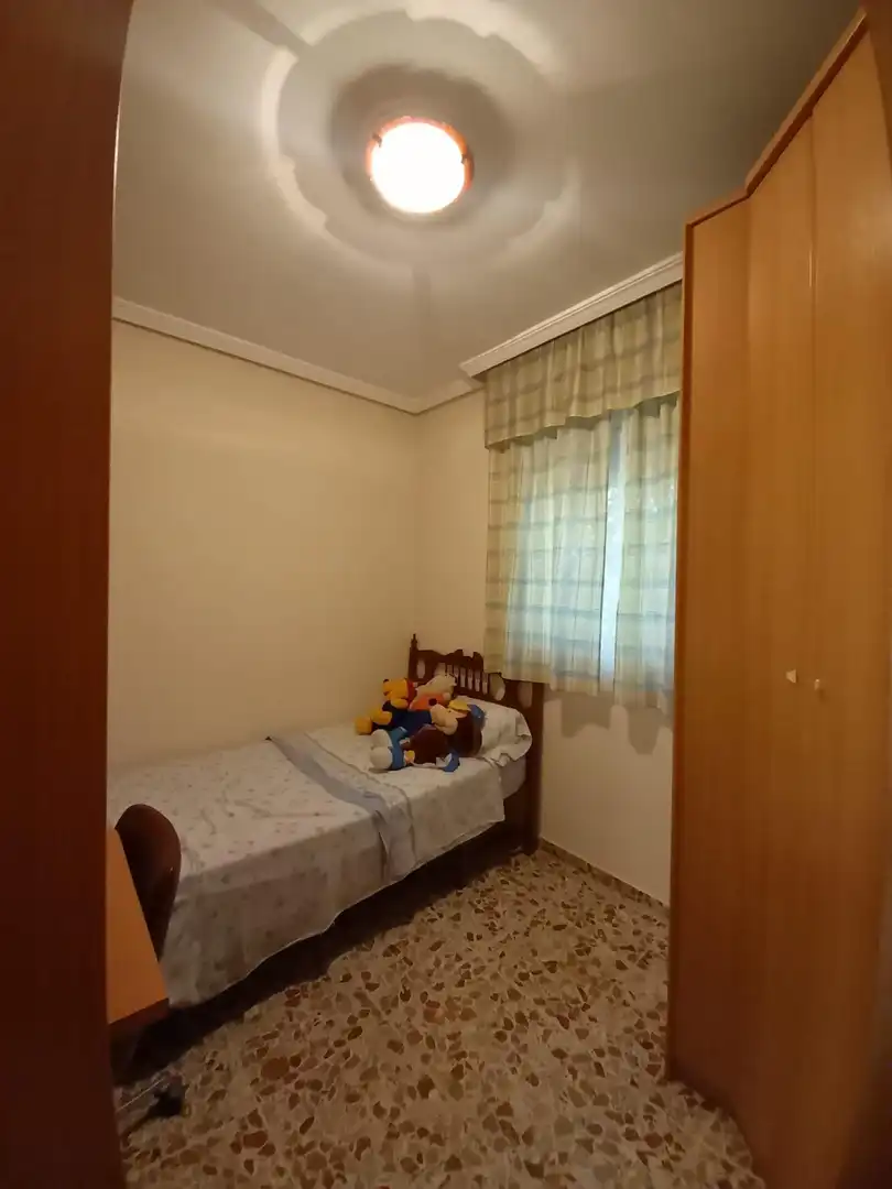 Dormitori de Casa o xalet en venda en Córdoba amb Jardí privat, Terrassa i Moblat