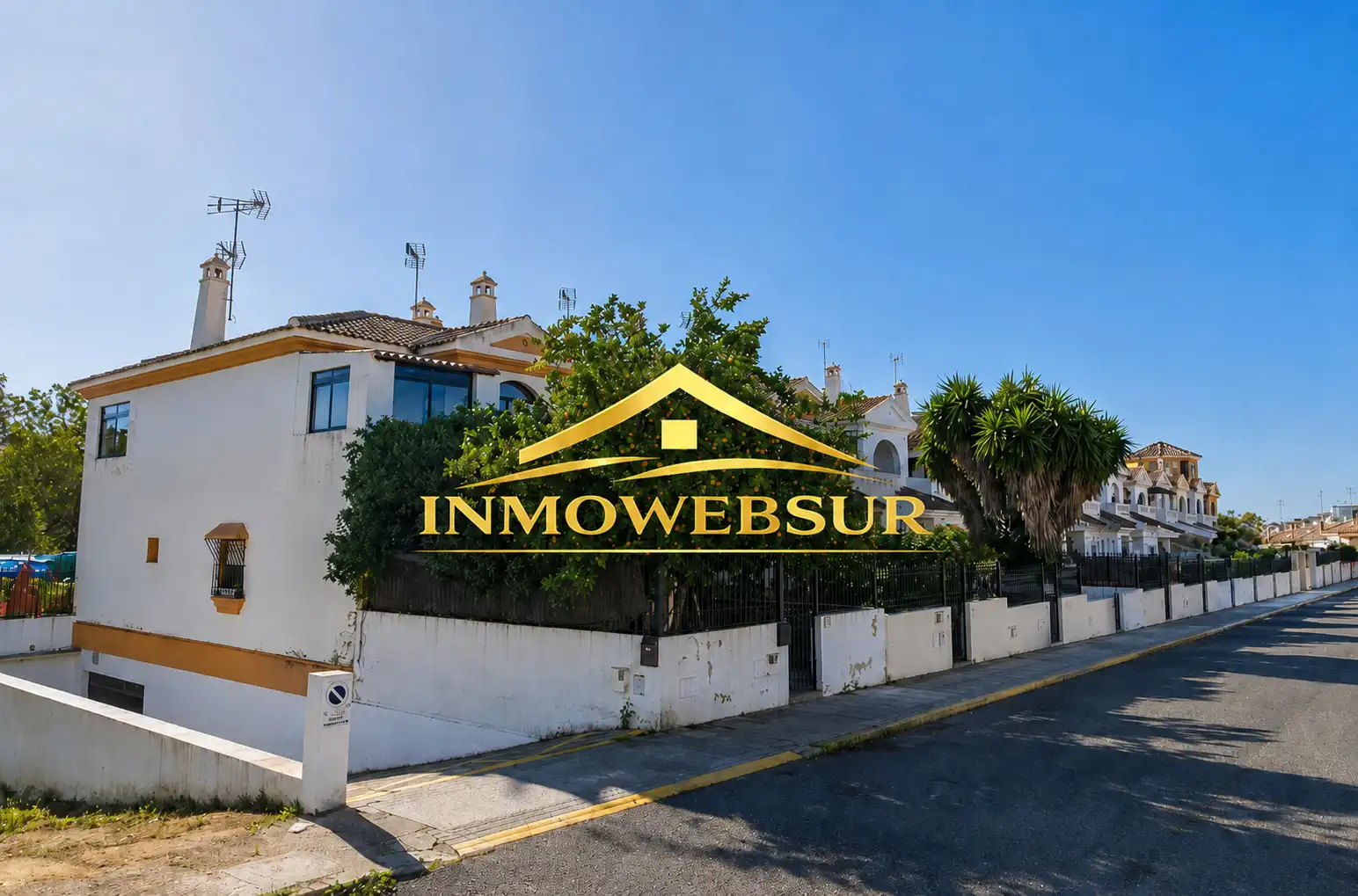 Adossat amb terrassa en venda a Calle Carlos Cano