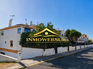 Terraced house with balcony for sale in Calle Carlos Cano