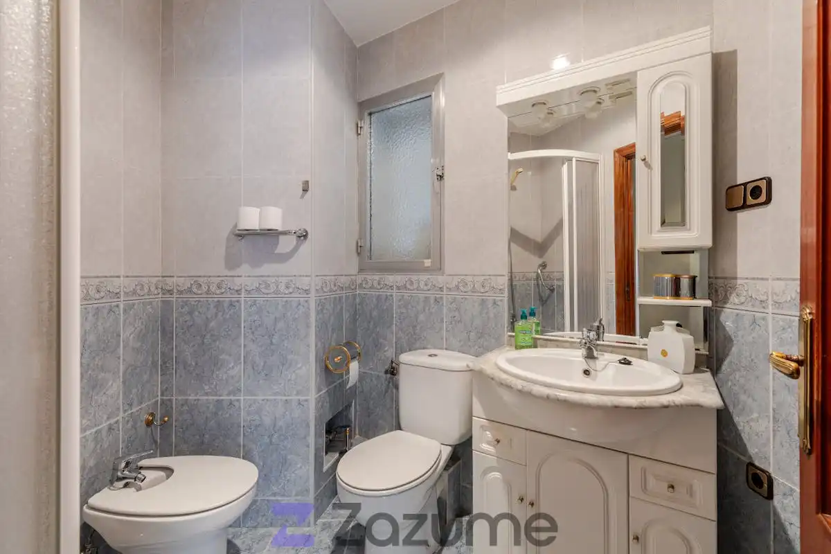 Bathroom of Flat for rent in Madrid  with Heating, Furnished and Washing machine