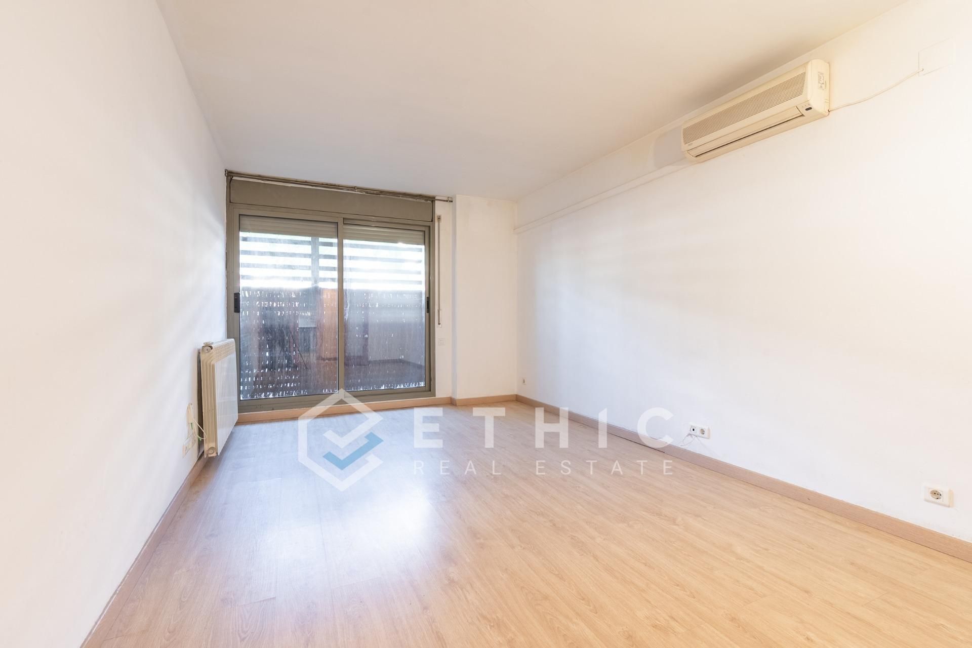 Bedroom of Planta baja for sale in  Barcelona Capital  with Air Conditioner, Heating and Private garden