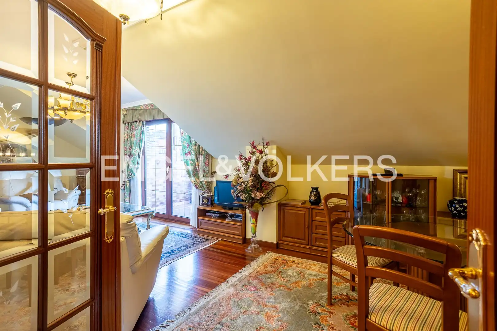 Sala d'estar de Casa o xalet en venda en Camargo amb Calefacció, Jardí privat i Parquet