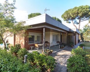 Vista exterior de Casa o xalet en venda en Cerdanyola del Vallès amb Terrassa i Piscina