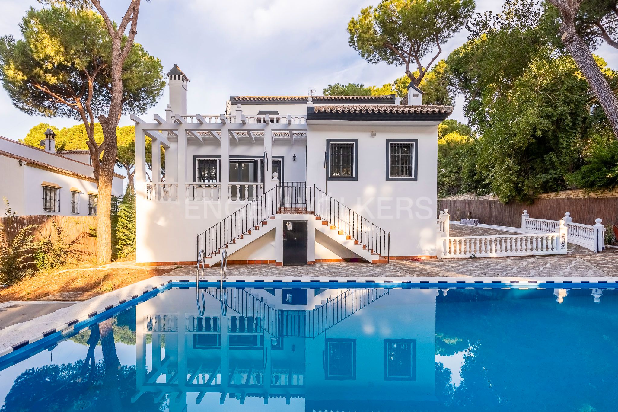 Vista exterior de Casa o xalet en venda en Alcalá de Guadaira amb Calefacció, Jardí privat i Terrassa