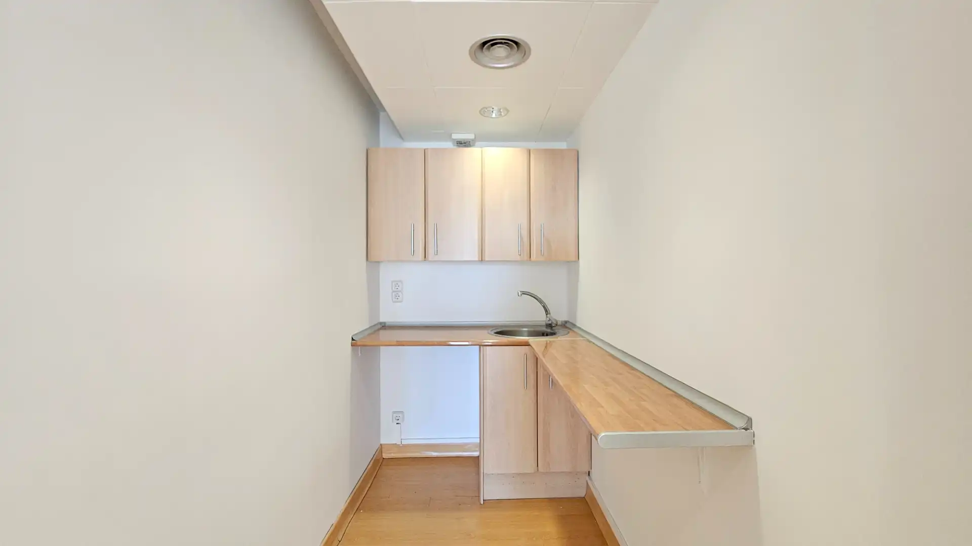 Cocina de Oficina de alquiler en Barcelona con Aire acondicionado, Calefacción y Internet