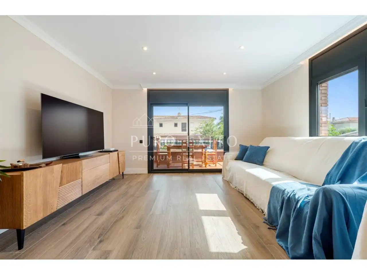 Living room of Houses for sale in Cambrils  with Air Conditioner, Private garden and Parquet flooring