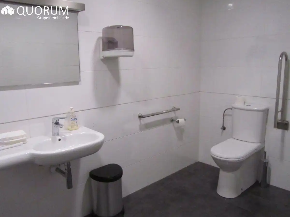 Badezimmer von Fabrikhallen zur Miete in Berriz