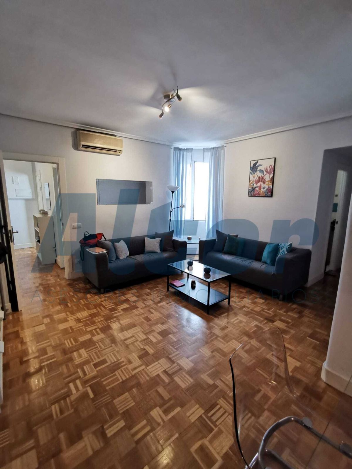 Living room of Flat to rent in  Madrid Capital  with Air Conditioner, Heating and Parquet flooring