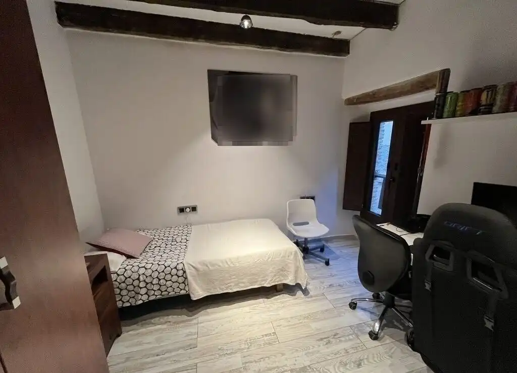 Habitación de Casa adosada en venta en Manlleu con Calefacción, Jardín privado y Parquet