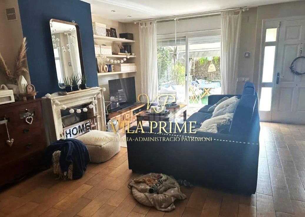 Sala de estar de Casa adosada en venta en Vilassar de Mar con Aire acondicionado, Calefacción y Jardín privado