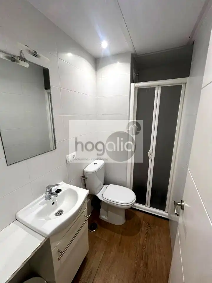 Badezimmer von Wohnung zur Miete in Sevilla mit Klimaanlage