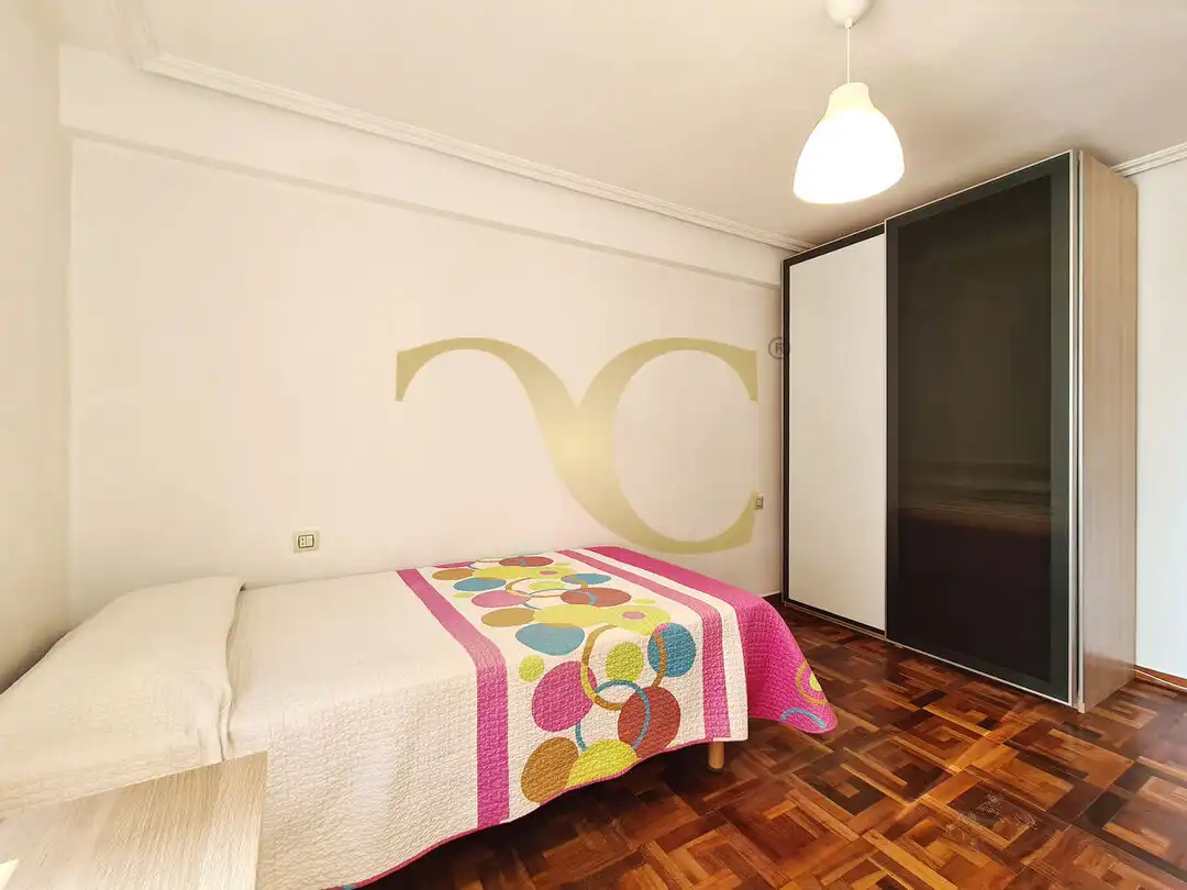 Habitación de Piso en venta en Oviedo  con Calefacción, Trastero y Amueblado