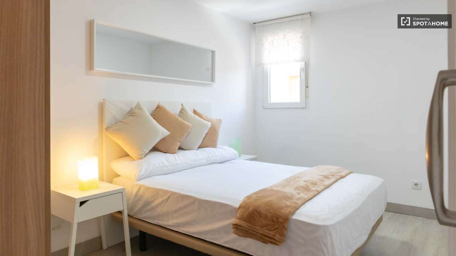Bedroom of Flat to share in  Madrid Capital  with Air Conditioner and Terrace