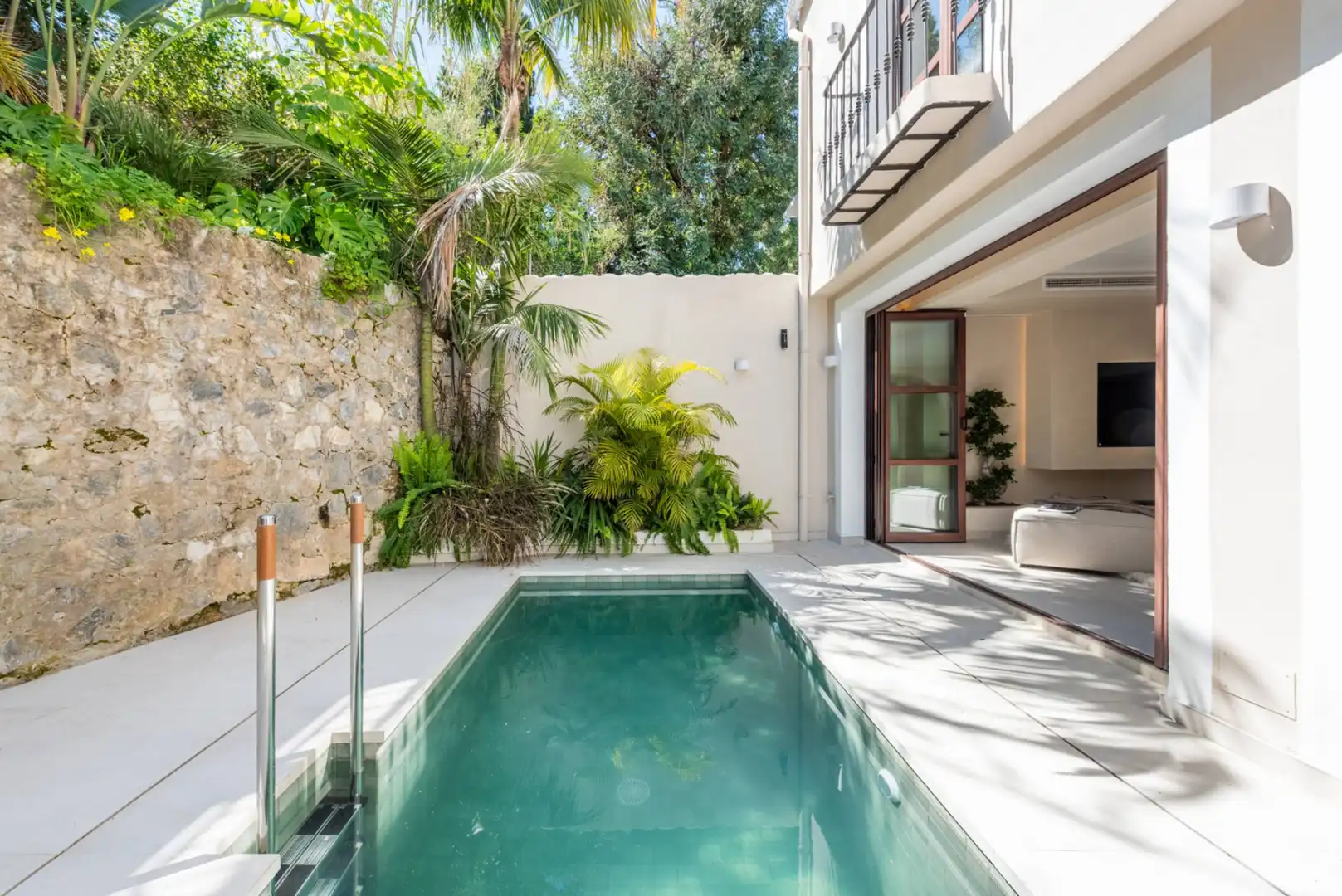 Piscina de Casa adosada en venta en Marbella con Aire acondicionado, Jardín privado y Terraza