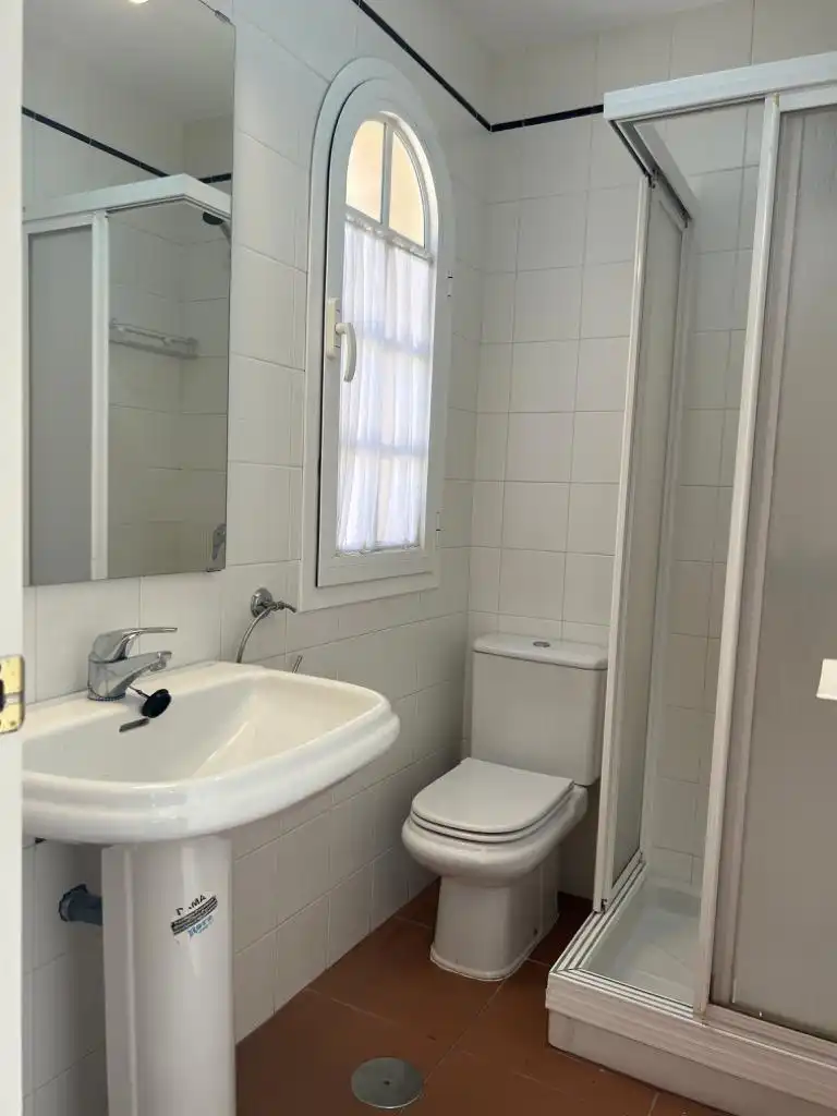 Baño de Apartamento de alquiler en Rota con Jardín privado, Terraza y Amueblado