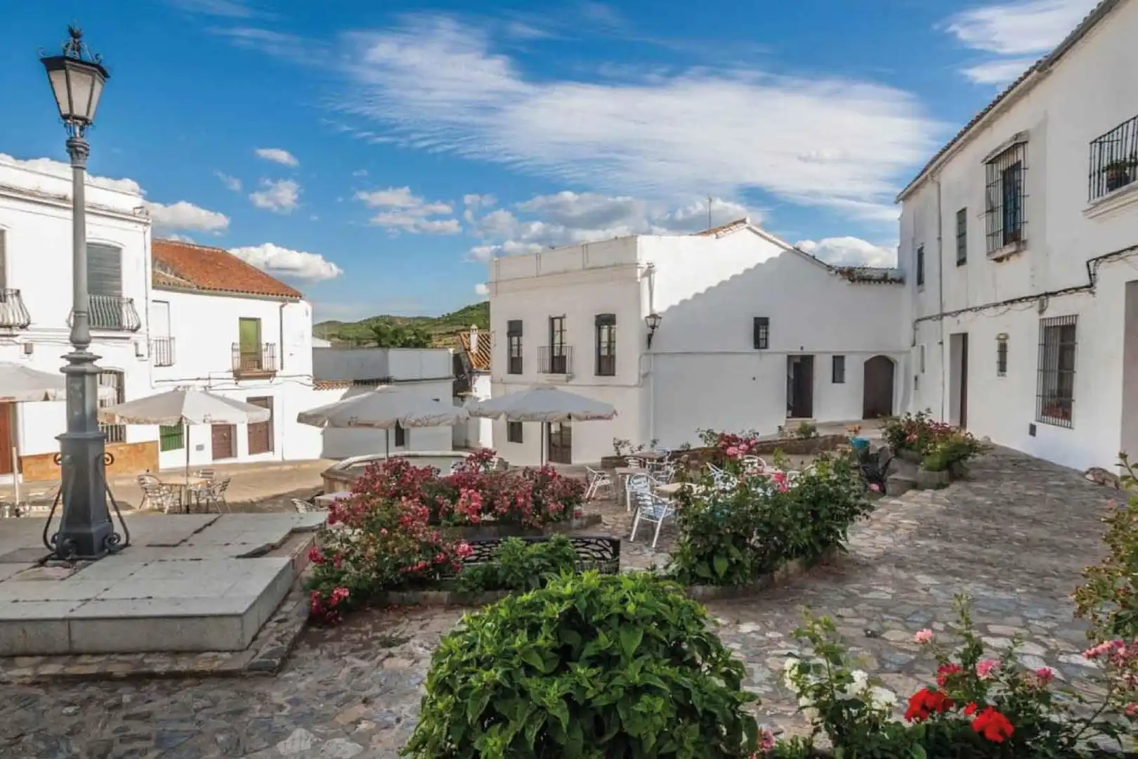 Vista exterior de Casa o xalet en venda en Cazalla de la Sierra amb Jardí privat, Traster i Piscina