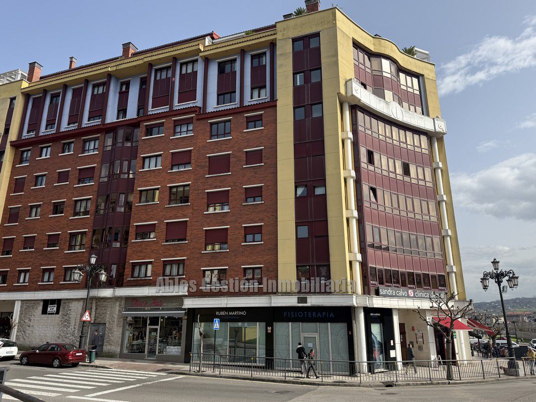 Vista exterior de Piso en venta en Oviedo  con Calefacción, Parquet y Trastero