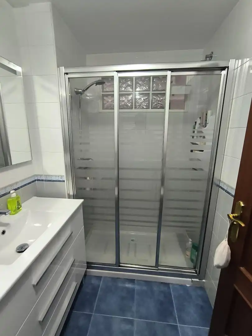 Badezimmer von Einfamilien-Reihenhaus zum Verkauf in Santiago de Compostela  mit Heizung, Privatgarten und Terrasse