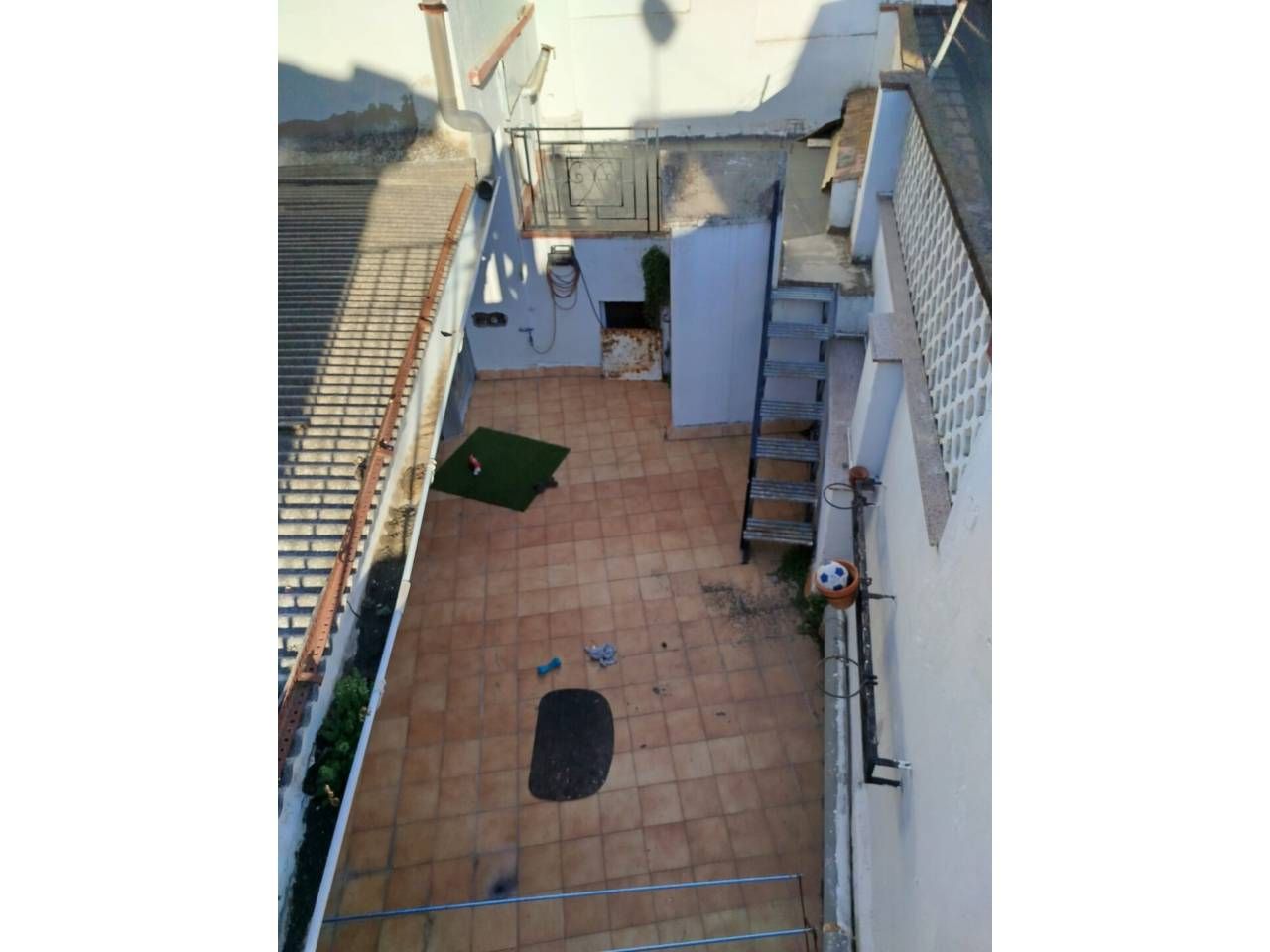 Vista exterior de Edifici en venda en Monzón