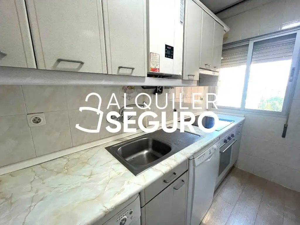Cuina de Pis de lloguer en Madrid amb Aire condicionat, Calefacció i Terrassa