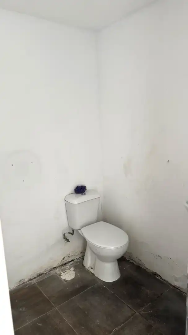Bany de Local en venda en Cornellà de Llobregat