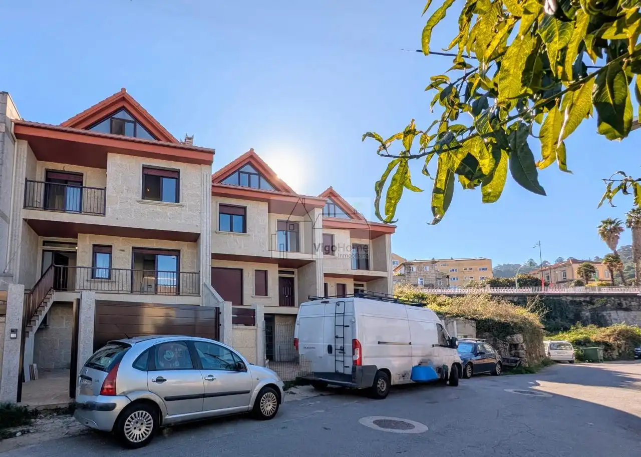 Vista exterior de Casa adosada en venda en Vigo  amb Calefacció, Jardí privat i Terrassa