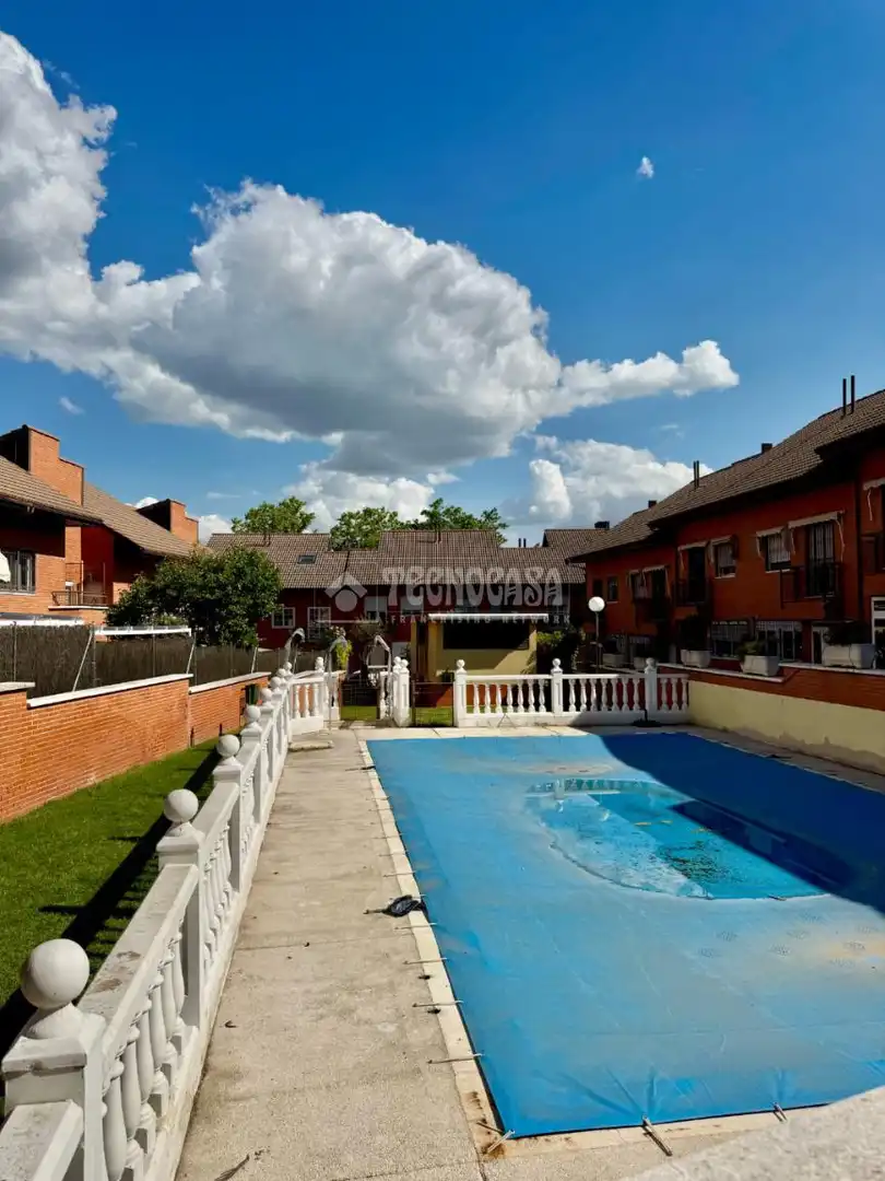Schwimmbecken von Einfamilien-Reihenhaus zum Verkauf in Alcalá de Henares mit Klimaanlage, Heizung und Gemeinschaftspool