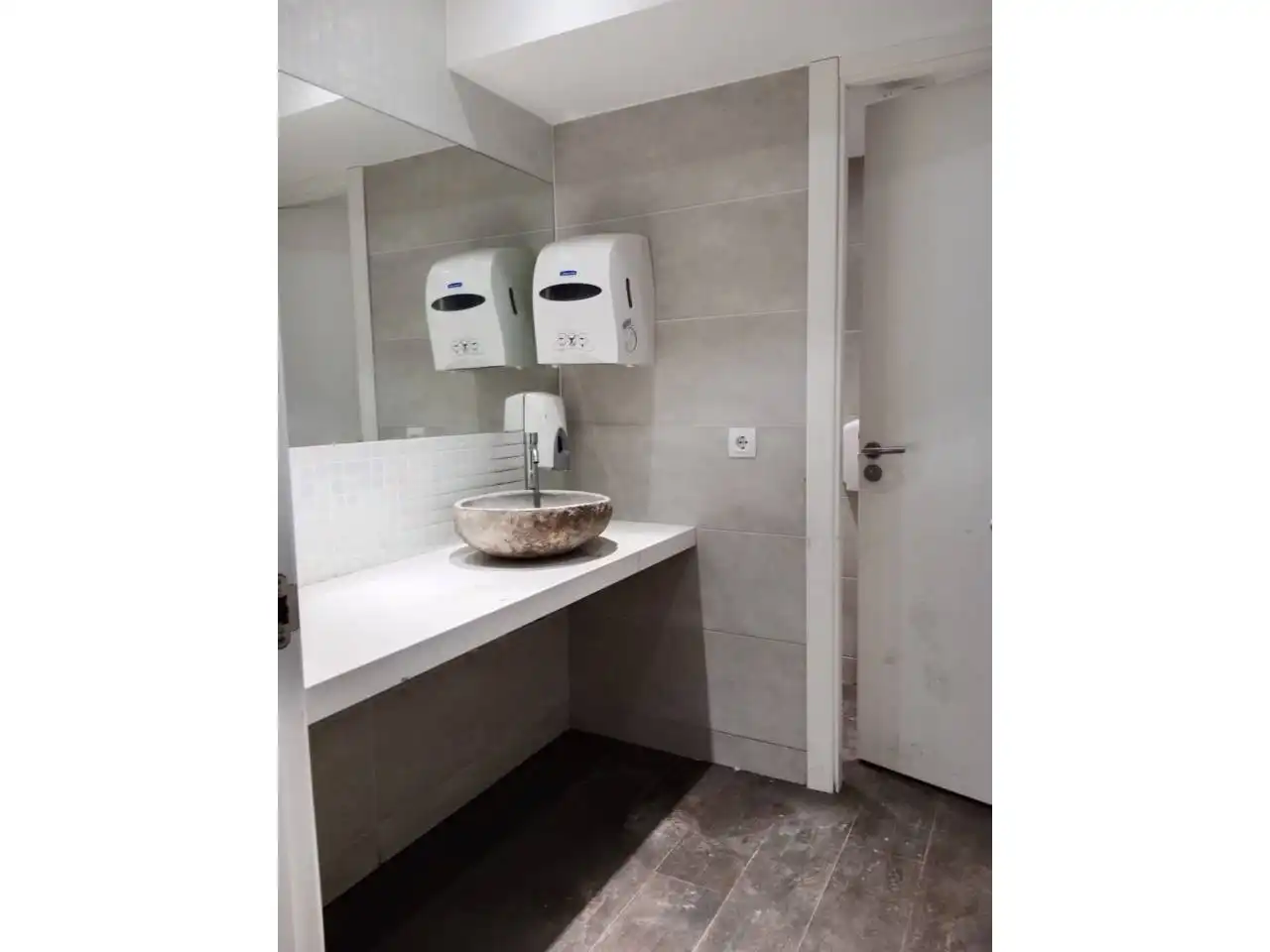 Bathroom of Commercial properties for rent in Tamarite de Litera