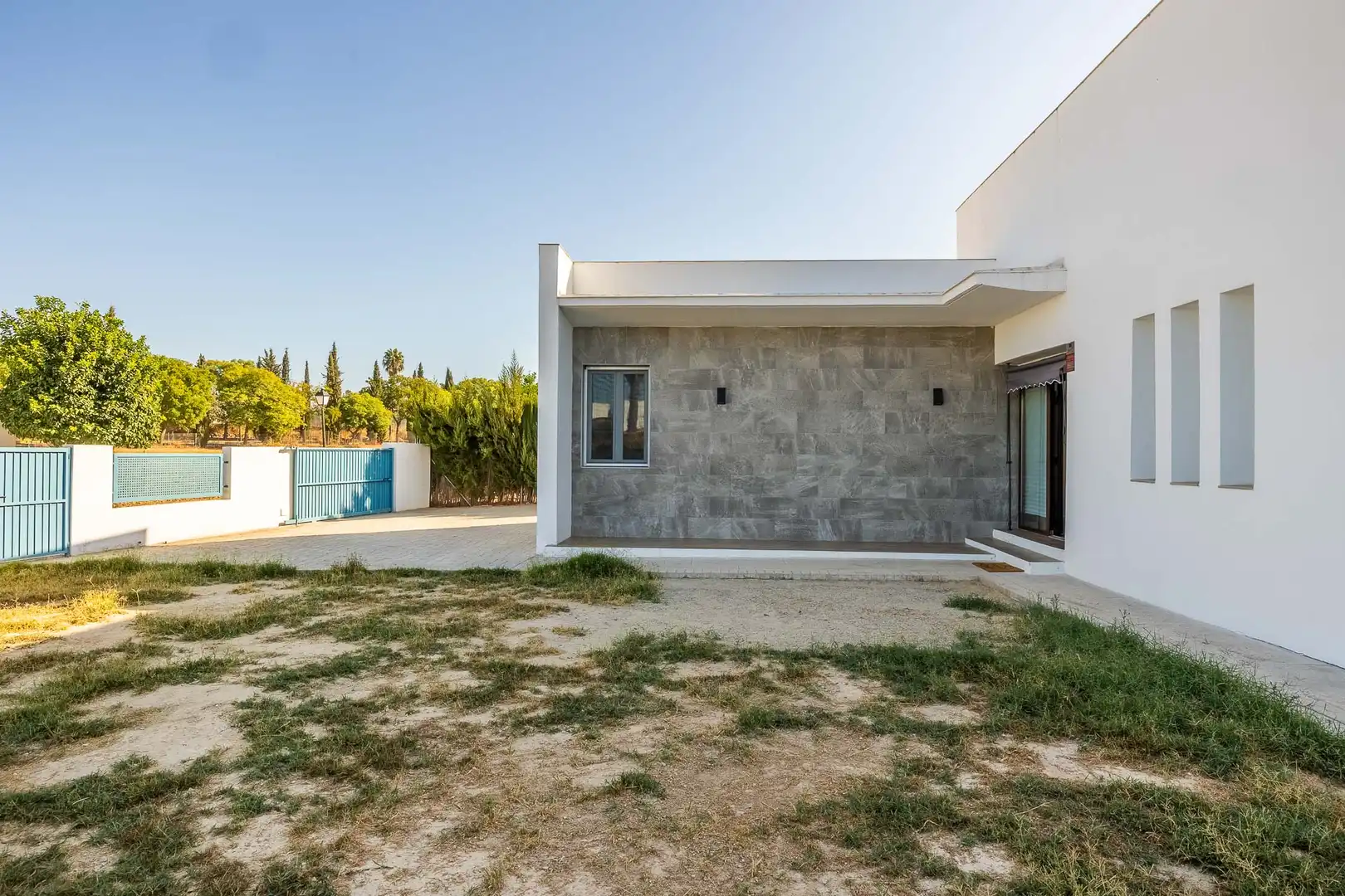 Vista exterior de Casa o xalet en venda en Aznalcázar amb Aire condicionat, Jardí privat i Internet