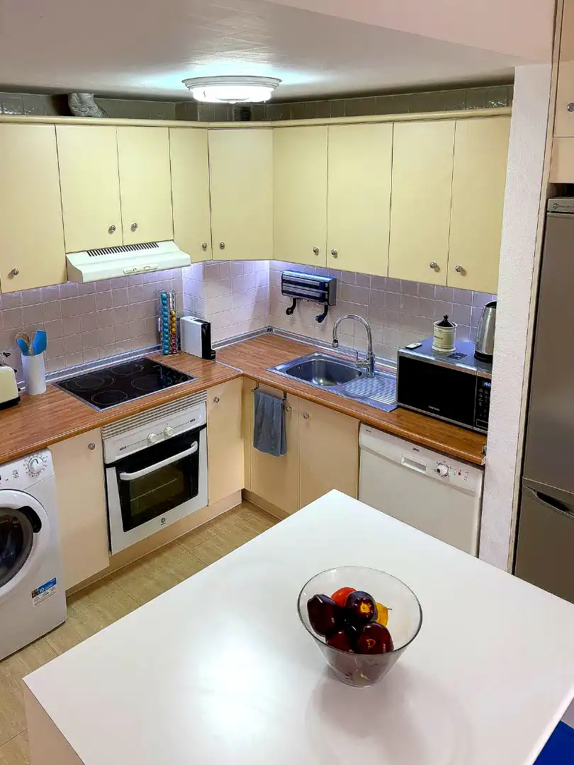 Küche von Wohnung zum Verkauf in Fuengirola mit Klimaanlage, Terrasse und Möbliert
