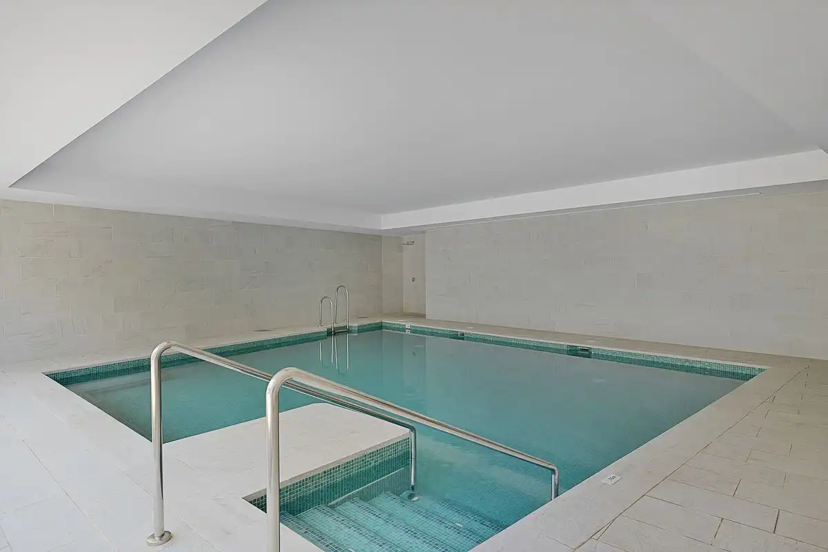 Piscina de Apartament en venda en Torremolinos amb Aire condicionat, Calefacció i Sauna