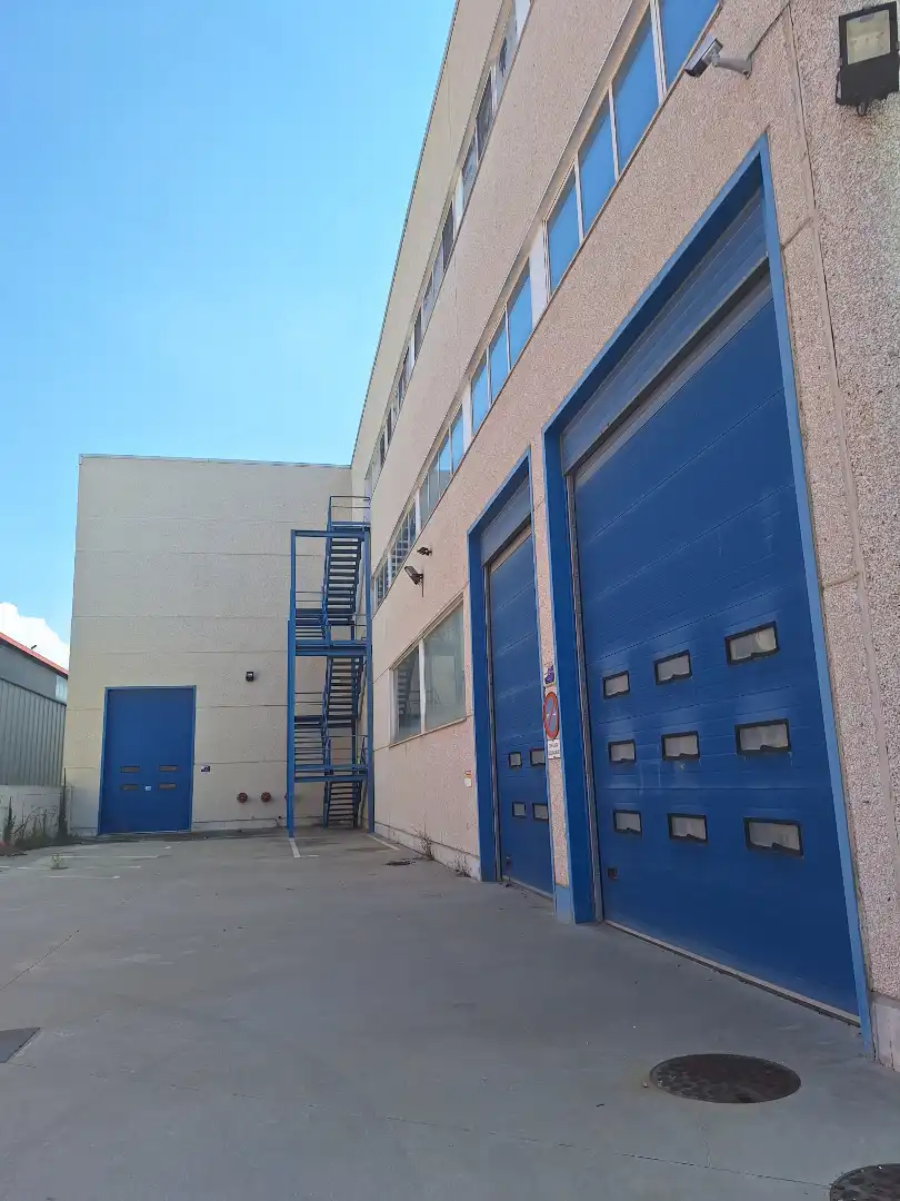 Vista exterior de Nau industrial en venda en Getafe amb Alarma
