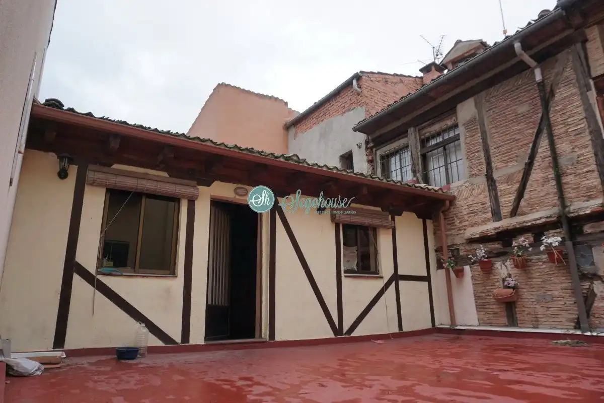 Vista exterior de Piso en venta en Segovia con Calefacción, Parquet y Terraza