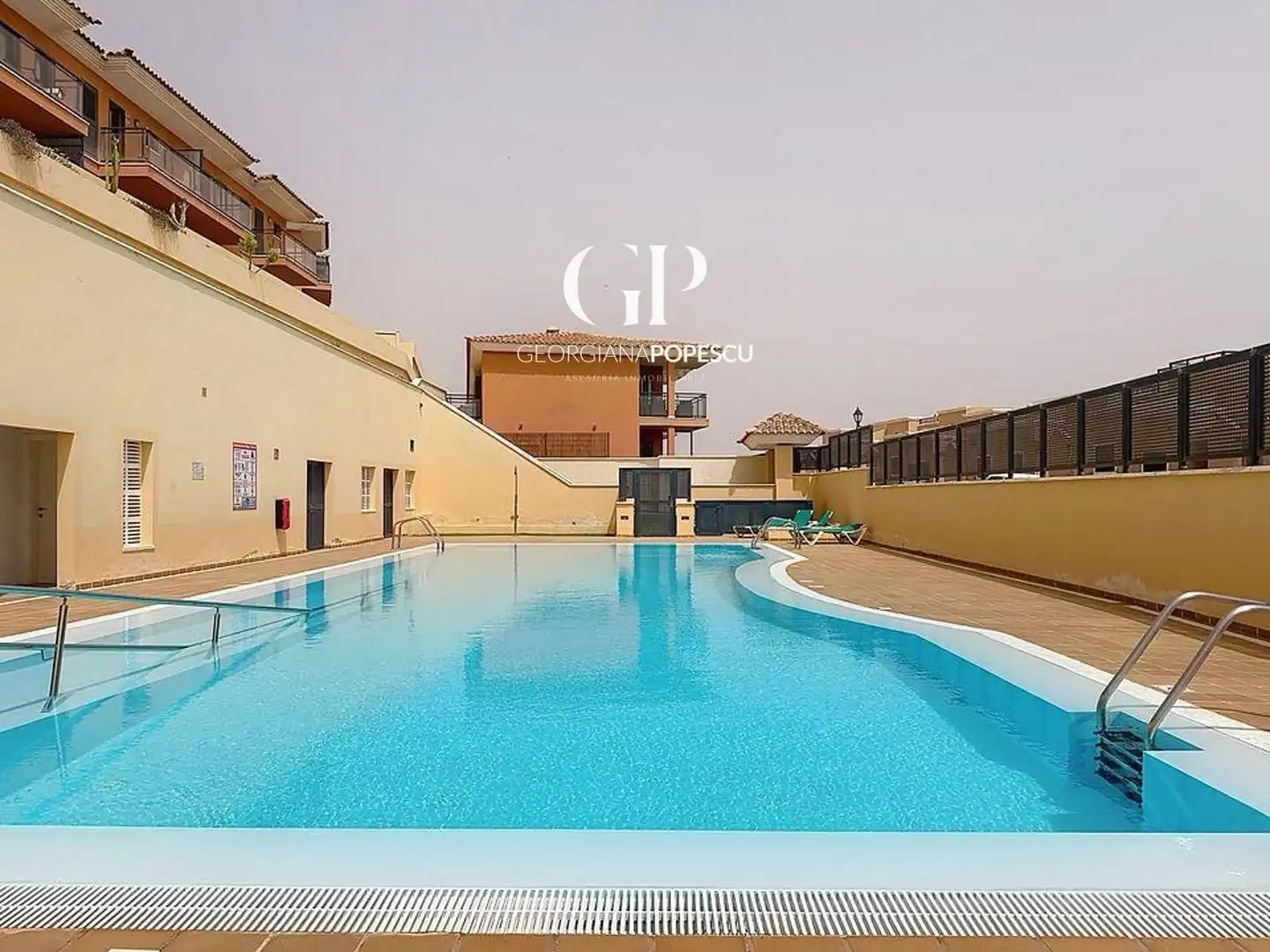 Piscina de Piso de alquiler en Antigua con Terraza, Piscina y Amueblado