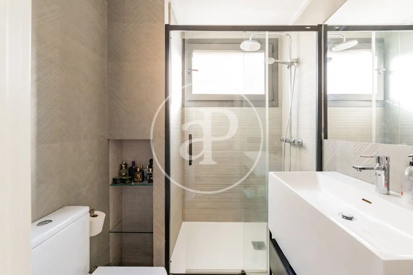 Badezimmer von Wohnung zur Miete in Madrid mit Klimaanlage, Heizung und Privatgarten