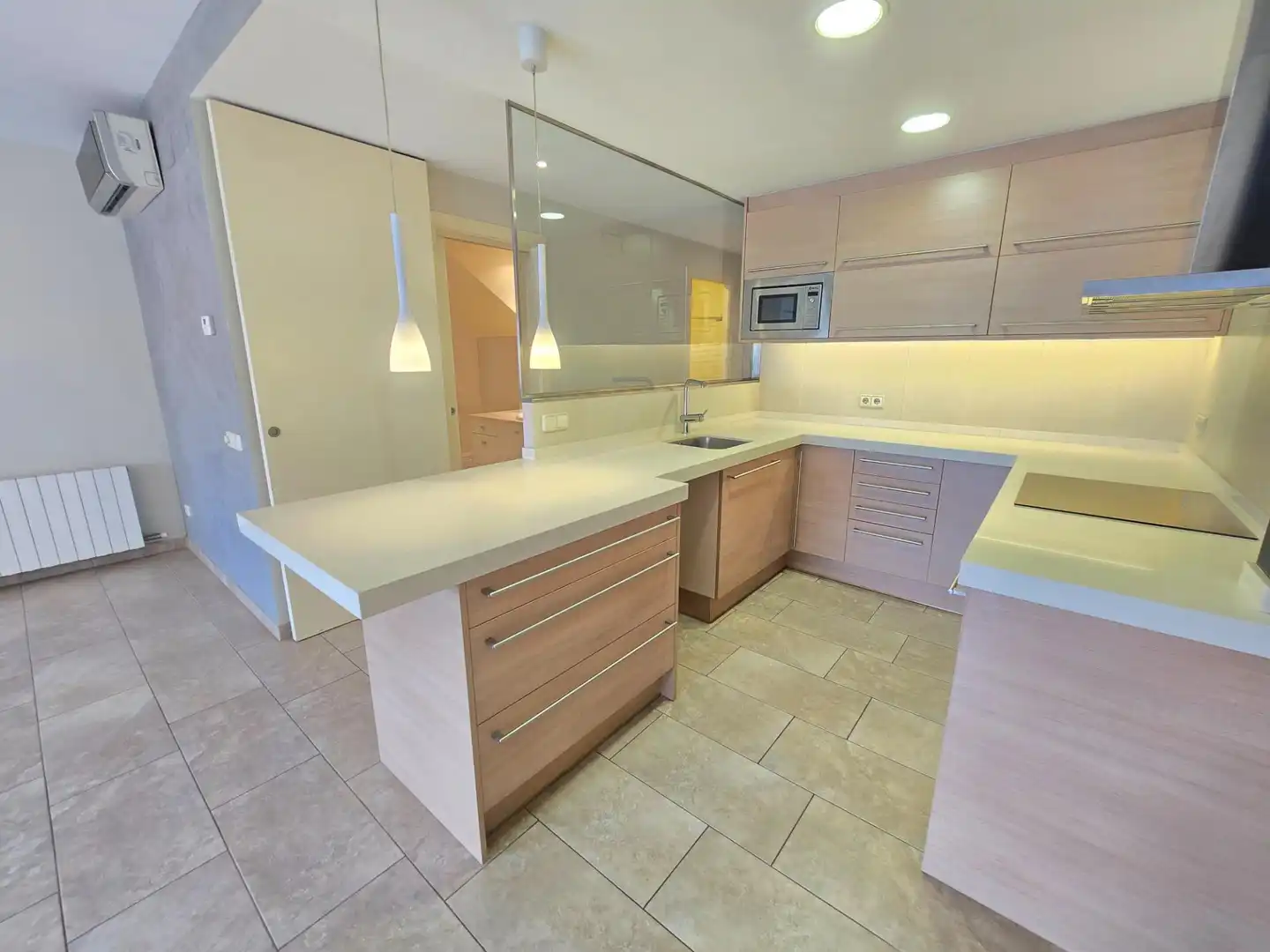 Cocina de Dúplex de alquiler en El Masnou con Aire acondicionado, Calefacción y Jardín privado