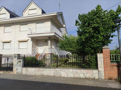 Vista exterior de Casa adosada en venda en Cacabelos amb Balcó