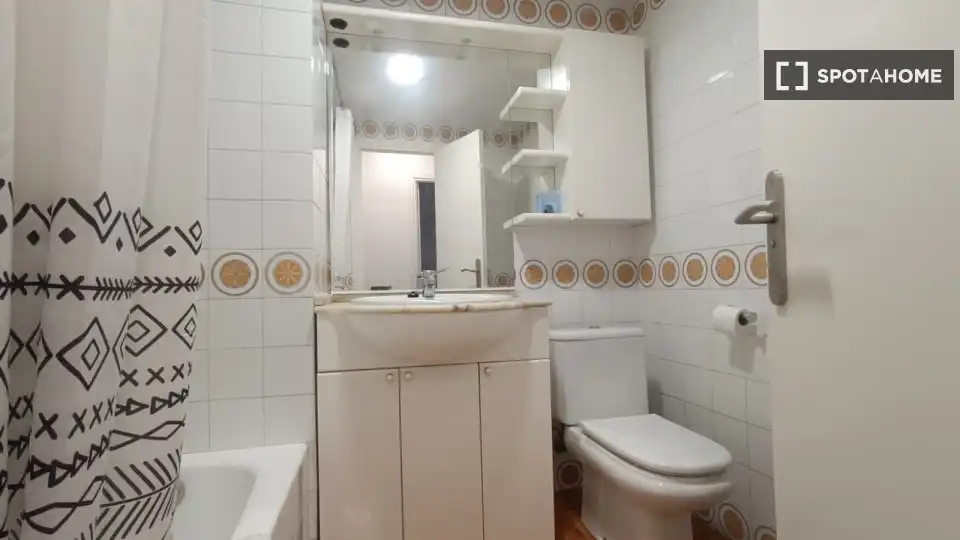 Habitació a Mendebaldea - Ermitagaña