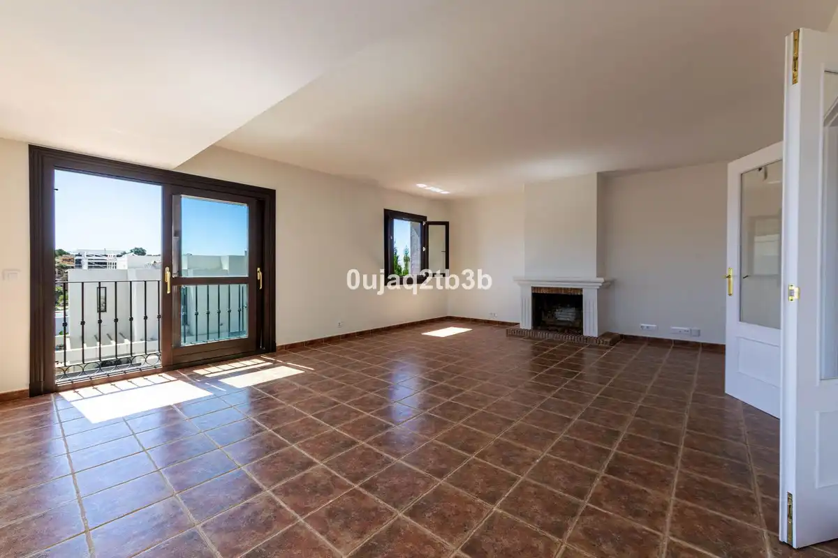Sala de estar de Casa adosada de alquiler en Estepona con Aire acondicionado, Jardín privado y Terraza